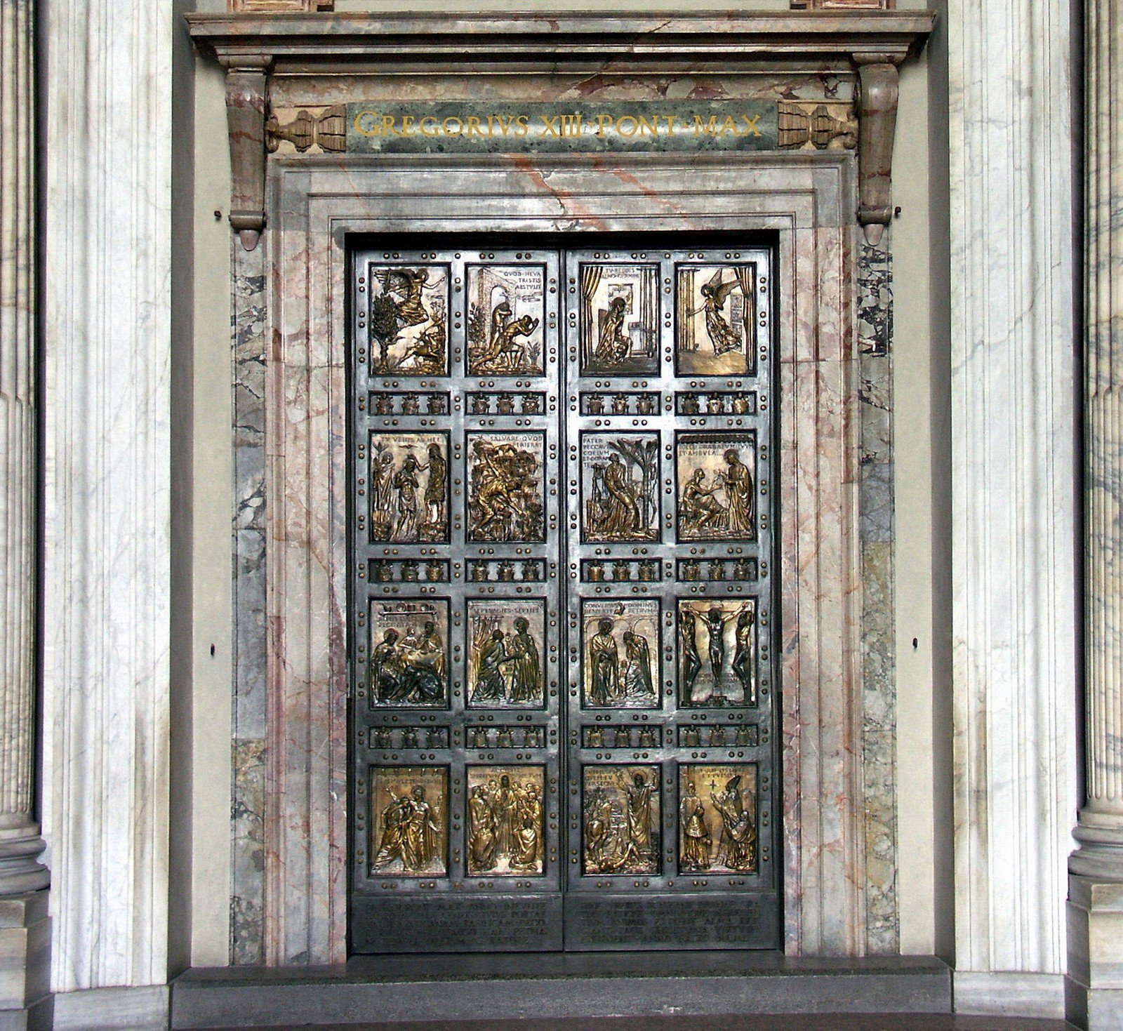 puerta-santa-en-basilica-de-san-pedro-en-roma-fondo